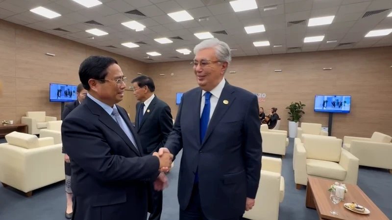 Le Premier ministre Pham Minh Chinh (gauche) et le président Kassym-Jomart Tokayev. Photo : Nhat Bac/VGP.