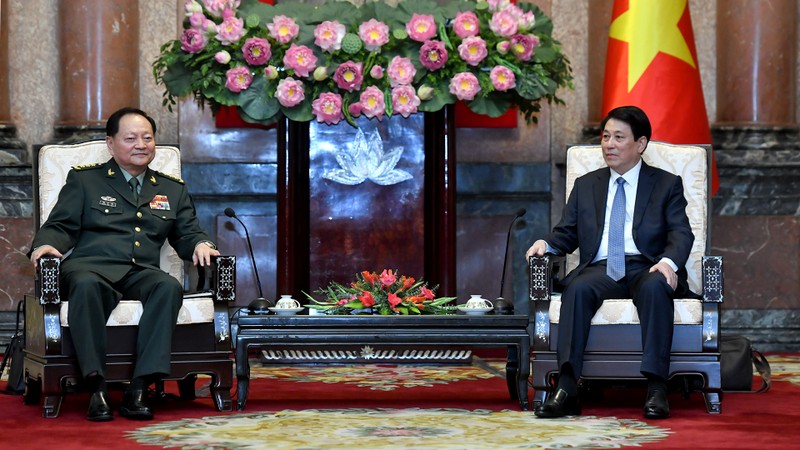 Le président vietnamien Luong Cuong (à droite) et le vice-président de la Commission militaire centrale chinoise, Zhang Youxié. Photo : NDEL.