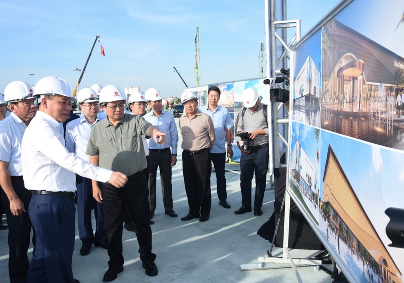 Le Premier ministre Pham Minh Chinh sur le chantier de Centre national des expositions. Photo : NDEL.