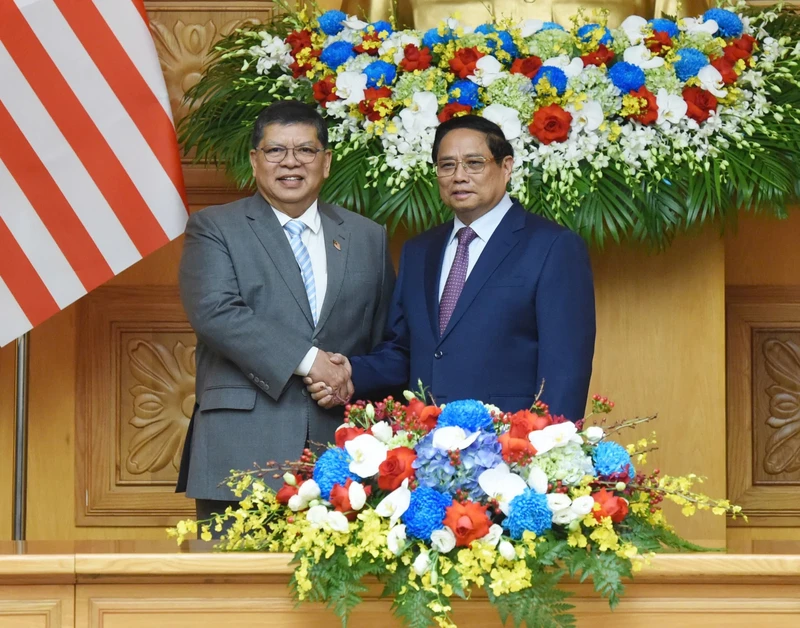 Le Premier ministre vietnamien Pham Minh Chinh (à droite) et le président de la Chambre des représentants de Malaisie, Tan Sri Dato' Johari Bin Abdul, Photo : NDEL.