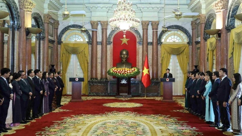 Le président de la République, Luong Cuong, rencontre dans l'après-midi du 29 octobre, à Hanoï les cadres, fonctionnaires et employés du Bureau présidentiel. Photo : NDEL.