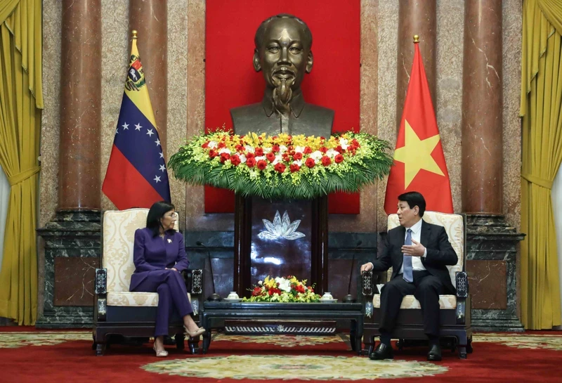 Le président Luong Cuong et la vice-présidente permanente du Venezuela, Delcy Rodríguez Gómez. Photo : NDEL. 