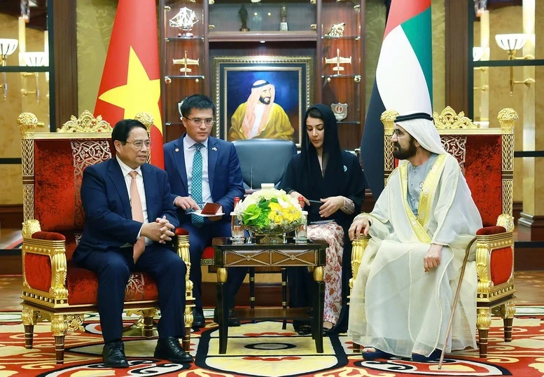 Le Premier ministre Pham Minh Chinh (à gauche) et le vice-président et Premier ministre des Émirats arabes unis (EAU), Cheikh Mohammed bin Rashid Al Maktoum. Photo : VNA.