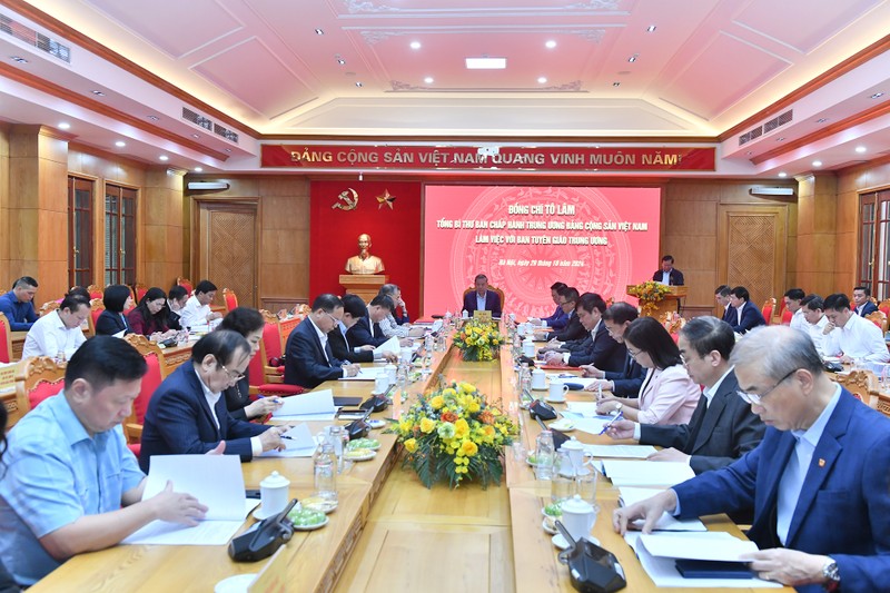 Le secrétaire général du Parti, To Lam, lors de sa séance de travail avec la Commission centrale de la sensibilisation et de l'éducation du Parti, le 29 octobre 2024. Photo : NDEL.