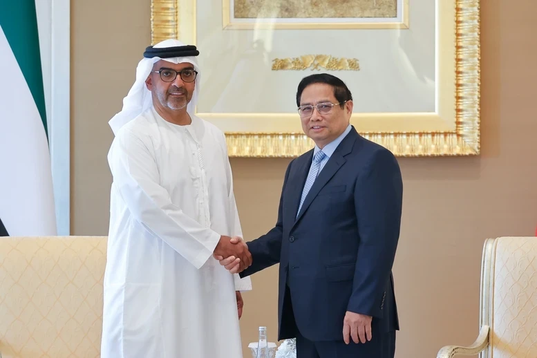 Le Premier ministre (PM) vietnamien Pham Minh Chinh (droite) et le directeur de l'Autorité d'investissement d'Abou Dhabi Sheikh Hamad Bin Zayed Al Nahyan. Photo : VNA.