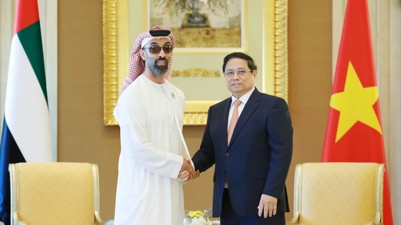 Le Premier ministre Pham Minh Chinh (droite) et le conseiller à la sécurité nationale des Émirats arabes unis (EAU) et vice-gouverneur d'Abou Dhabi, Tahnoun bin Zayed Al Nahyan. Photo : VNA.