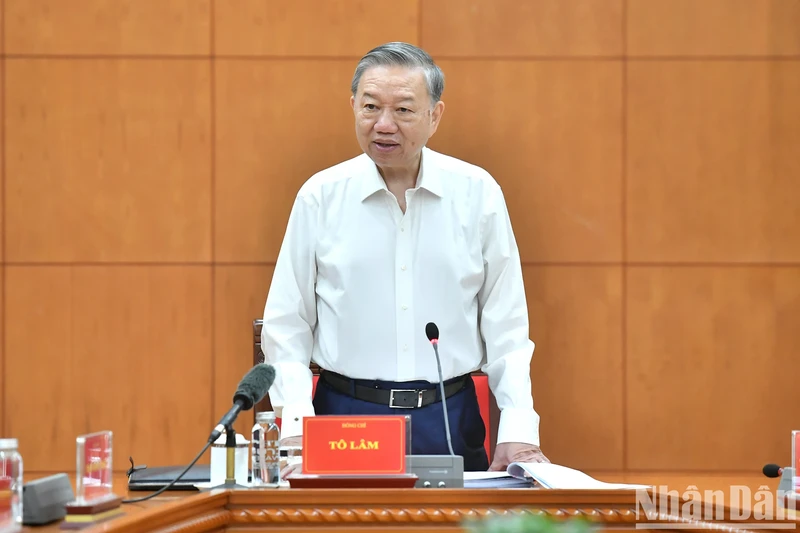 Le secrétaire général Tô Lâm s’exprimant lors de la réunion de la permanence du Comité de pilotage central pour la prévention et la lutte contre la corruption et la négativité, à Hanoi, le 30 octobre. Photo : NDEL.