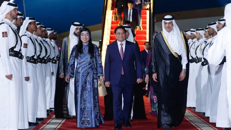 Le Premier ministre Pham Minh Chinh et son épouse quittant Riyad pour une visite officielle au Qatar. Photo : VNA.