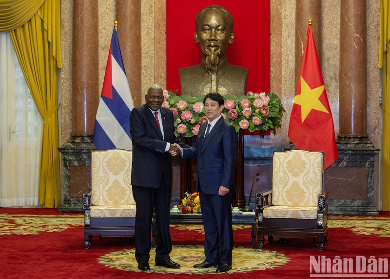 Entrevue entre le président Luong Cuong (droite) et le président de l'ANPP de Cuba Esteban Lazo Hernández. Photo : NDEL.