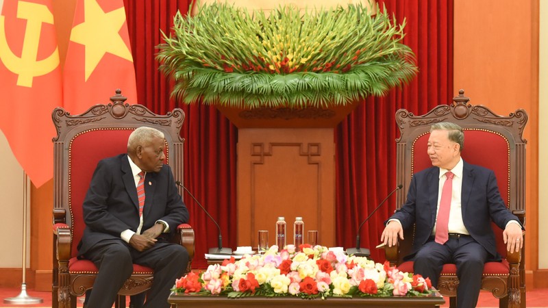 Le Secrétaire général du Parti communiste du Vietnam (PCV) Tô Lâm (droite) reçoit le Président de l'Assemblée nationale du Pouvoir populaire de Cuba, Esteban Lazo Hernandez. Photo : NDEL.