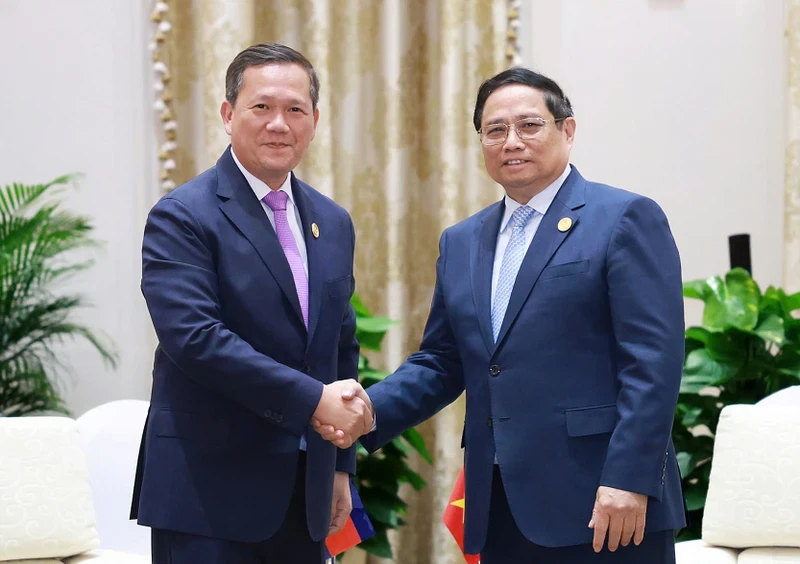 Le Premier ministre Pham Minh Chinh (droite) et son homologue cambodgien, Samdech Hun Manet. Photo : VNA.