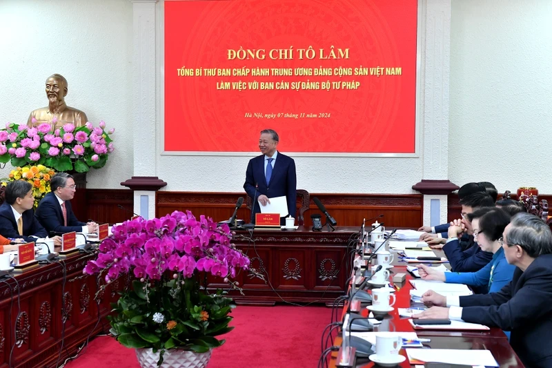 Le secrétaire général du Comité central du Parti communiste du Vietnam, To Lam, a eu une séance de travail avec le Comité chargé des affaires du Parti du ministère de la Justice, Photo : NDEL.