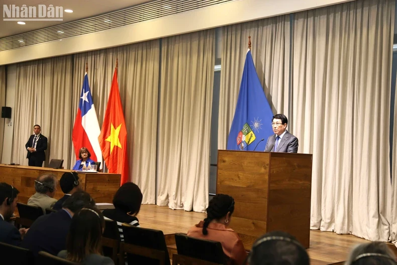 Le président de l'État du Vietnam, Luong Cuong, a prononcé un discours politique à l'Université du Chili à Santiago le 12 novembre. Photo : NDEL.