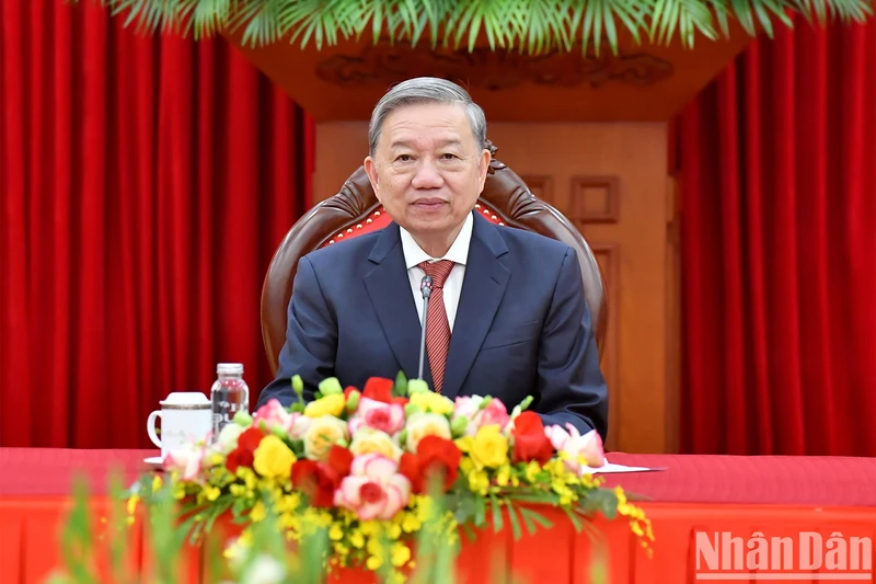 Le secrétaire général Tô Lâm lors de son entretien téléphonique avec le président élu américain Donald Trump, au siège du Comité central du Parti, à Hanoi, le 11 novembre. Photo : NDEL.