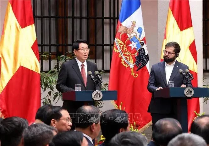 Le président Luong Cuong (à gauche) et son homologue chilien Gabriel Boric rencontrent la presse. Photo : VNA.