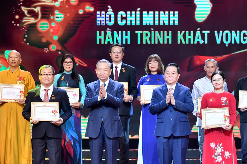 Le SG du Parti To Lam au spectacle "Ho Chi Minh - Voyage d’aspiration 2024"