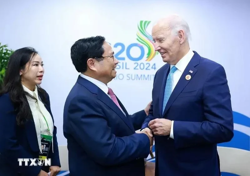 Le Premier ministre Pham Minh Chinh rencontre le président américain Joe Biden (à droite), à Rio de Janeiro, au Brésil, le 19 novembre. Photo : VNA.