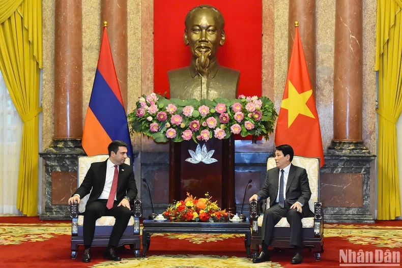 Le président vietnamien Luong Cuong (droite) reçoit le président de l'Assemblée nationale arménienne, Alen Simonyan. Photo: VNA