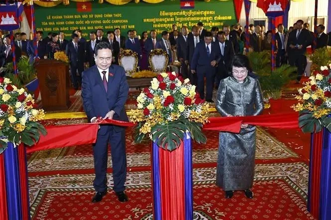 Le président de l'AN du Vietnam Tran Thanh Man et la présidente de l'AN du Cambodge Samdech Khuon Sudary ont coupé la bande d'inauguration du bâtiment administratif de l'AN du Cambodge. Photo : VNA.