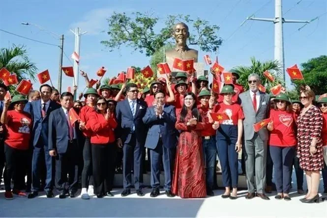 Le Premier ministre vietnamien Pham Minh Chinh, son épouse et sa suite les accompagnant ont assisté à la cérémonie d'inauguration de la statue réhabilitée du Président Ho Chi Minh à Saint-Domingue. Photo : VNA.