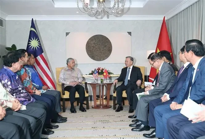 Le secrétaire général du Parti communiste du Vietnam (PCV), Tô Lâm (droite), rencontre le vice-Premier ministre malaisien, Dato' Seri Dr. Ahmad Zahid Hamidi, également ministre du Développement rural et président de l’Organisation nationale des Malais unis (UMNO), et de hauts responsables de la coalition au pouvoir en Malaisie. Photo : VNA.