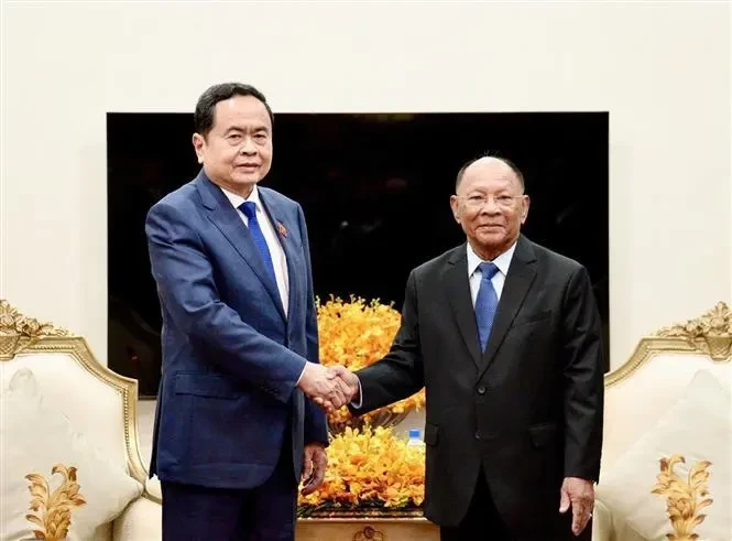 Le président de l'Assemblée nationale Tran Thanh Man (à gauche) et l'ancien président de l'AN cambodgienne Samdech Heng Samrin. Photo : VNA.