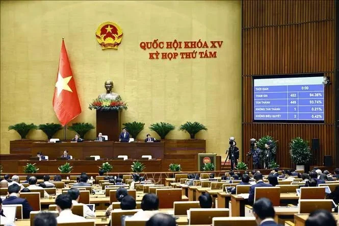 L’Assemblée nationale vote pour adopter la Loi sur le notariat (amendée), à Hanoi, le 26 novembre. Photo : VNA.