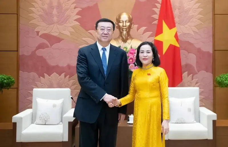 La vice-présidente de l'Assemblée nationale vietnamienne, Nguyên Thi Thanh, et le secrétaire adjoint du Comité du Parti communiste chinois (PCC) de la région autonome ouïgoure du Xinjiang, Zhang Zhu, également secrétaire du Comité du PCC de la ville d'Urumqi. Photo : quochoi.vn