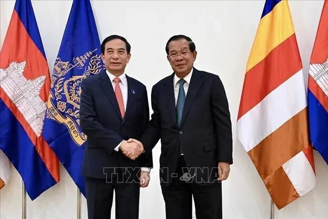 Le président du Parti du peuple cambodgien et président du Sénat du Cambodge Samdech Techo Hun Sen serre la main du ministre vietnamien de la Défense Phan Van Giang, à Phnom Penh. Photo : VNA.