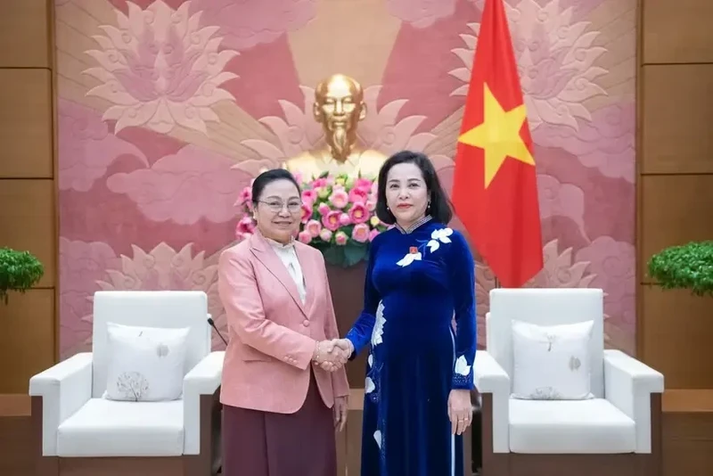 La vice-présidente de l'AN Nguyên Thi Thanh 5droite- et l'ambassadrice du Laos au Vietnam, Khamphao Ernthavanh. Photo : https://quochoi.vn/