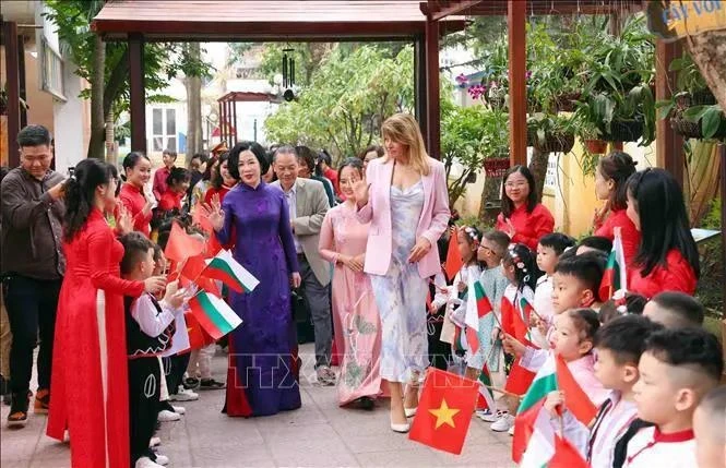 Nguyen Thi Minh Nguyet (gauche), épouse du président vietnamien Luong Cuong, et Desislava Radeva, épouse du président bulgare Roumen Radev, visitent l’école maternelle Vietnam-Bulgarie à Hanoï. Photo : VNA.