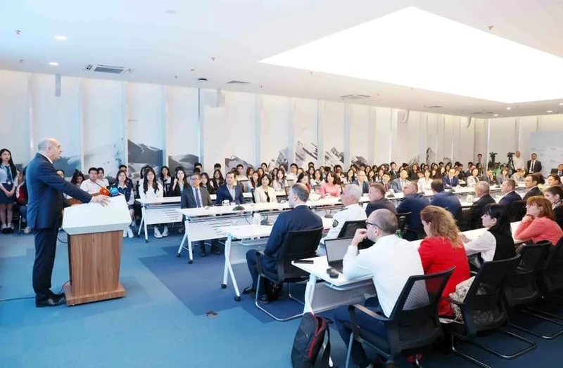 Le président de la République de Bulgarie, Rumen Radev, prononce un discours à l’Académie diplomatique du Vietnam le 26 novembre. Photo : VNA.