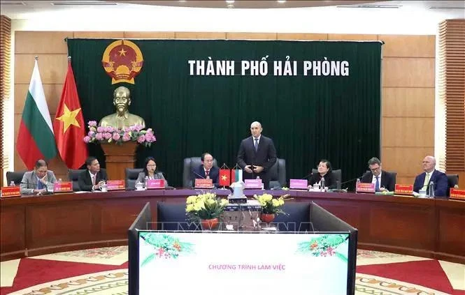 Le président bulgare Rumen Radev s’exprime lors de sa rencontre avec les responsables de la ville de Hai Phong, le 26 novembre. Photo : VNA.