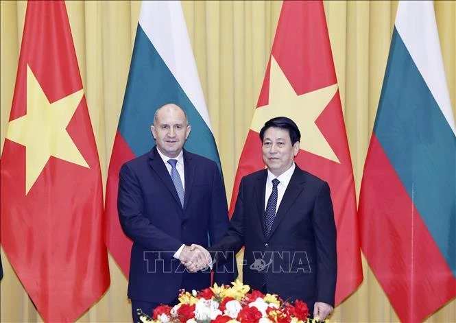 Les deux présidents vietnamien Luong Cuong (à droite) et bulgare Rumen Radev. Photo : VNA.