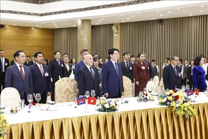 Le président vietnamien Luong Cuong et le roi du Cambodge Norodom Sihamoni (à gauche, au premier rang) lors du banquet, à Hanoi, le 28 novembre. Photo : VNA.