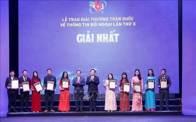 La cérémonie de remise des récompenses du 10e Prix national de l'information pour l'étranger de 2024 a eu lieu mardi soir, 3 décembre, à l'Opéra de Hanoi. Photo : VNA.