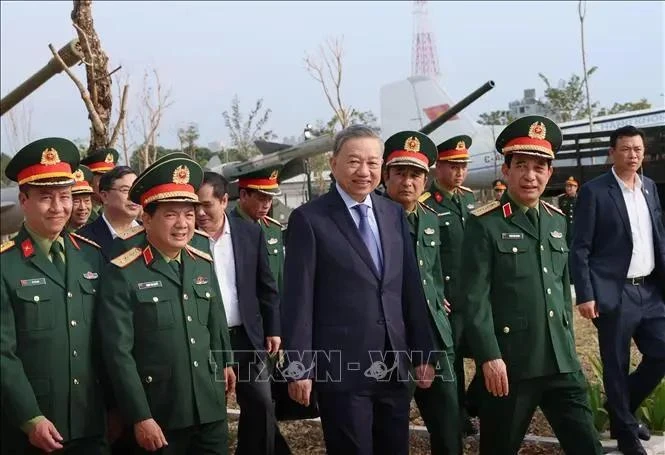 Le SG du Parti To Lam visite le Musée d'histoire militaire du Vietnam. Photo : VNA.