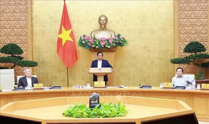 Le Premier ministre Pham Minh Chinh (au centre) s’exprime lors de la réunion thématique du gouvernement sur la construction des lois, à Hanoi, le 4 décembre. Photo : VNA.