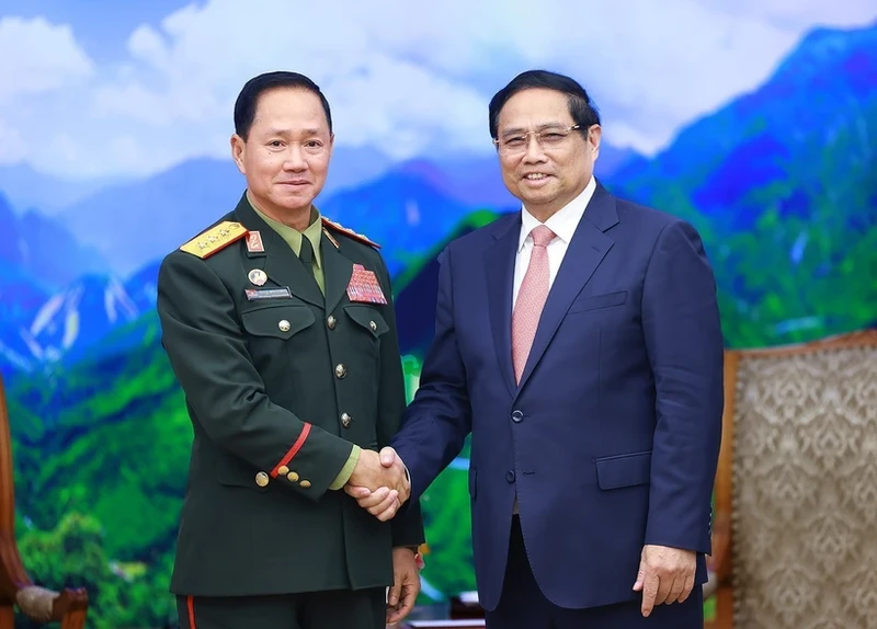 Le Premier ministre Pham Minh Chinh (droite) et le ministre lao de la Défense Khamliang Outhakaysone. Photo : VNA.