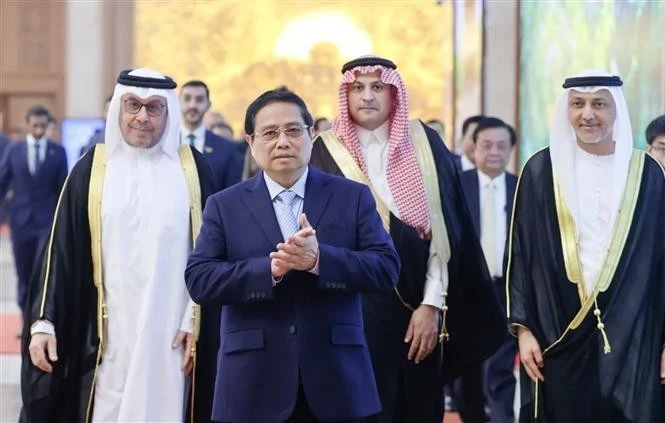 Le Premier ministre vietnamien Pham Minh Chinh (au centre) et les ambassadeurs et le personnel des ambassades d’Arabie saoudite, des Émirats arabes unis (EAU) et du Qatar. Photo : VNA. 