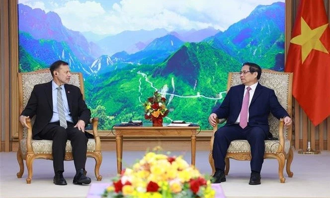 Le Premier ministre Pham Minh Chinh (à droite) recevant l’ambassadeur d’Australie au Vietnam Andrew Goledzinowski, à Hanoi, le 27 décembre. Photo : VNA.