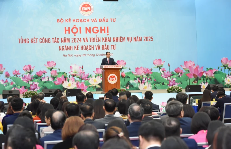 Le Premier ministre vietnamien Pham Minh Chinh (à droite) prend la parole lors de la visio-conférence organisée par le ministère du plan et de l'investissement. Photo : NDEL.