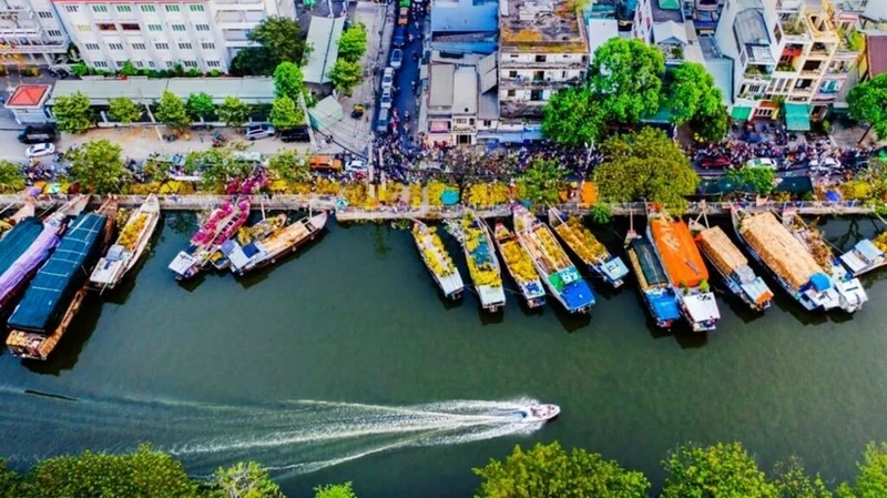 Marché aux fleurs du Têt 2025 à Hô Chi Minh-Ville, une fête fluviale unique