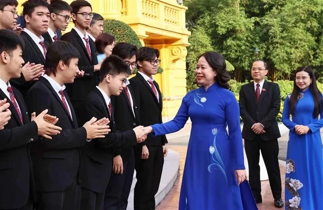 La vice-présidente de la République Vo Thi Anh Xuân rencontre les lauréats des Olympiades et des concours de sciences et de technologie internationaux de 2024. Photo : VNA.