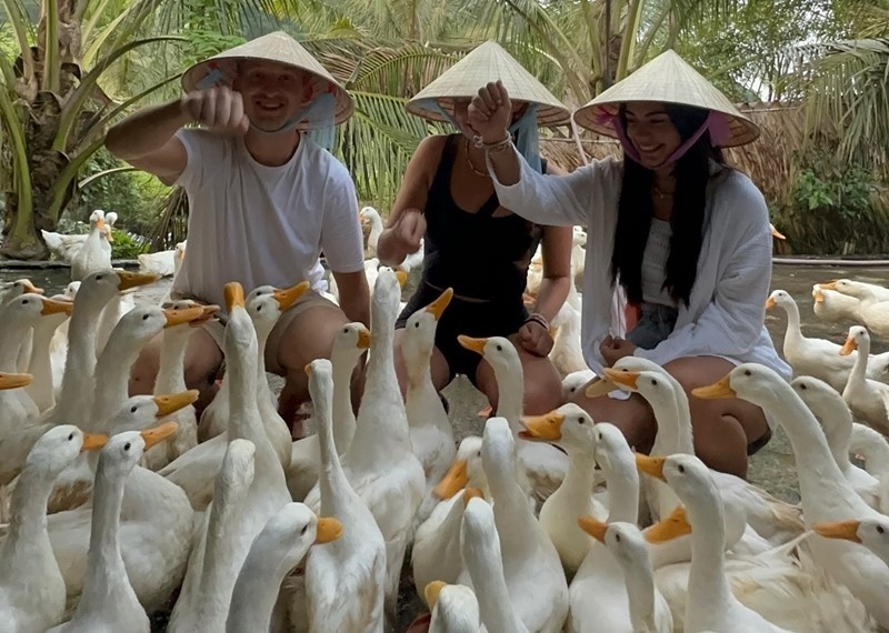 Tina capture des moments mémorables de son aventure d'élevage de canards à Quang Binh. Photo : Vietnamnet. 