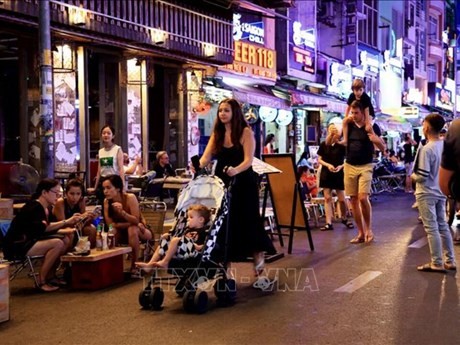 Touristes étrangers à Hô Chi Minh-Ville. Photo : VNA.