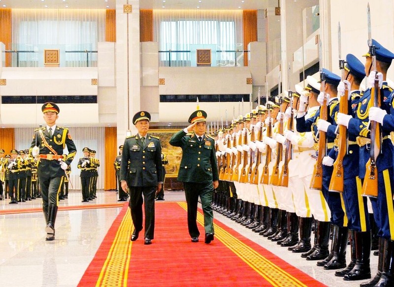 Cérémonie d’accueil officielle du ministre vietnamien de la Défense, le général d’armée Phan Van Giang (à droite), en visite officielle en Chine, le 28 octobre à Pékin. Photo : VNA.
