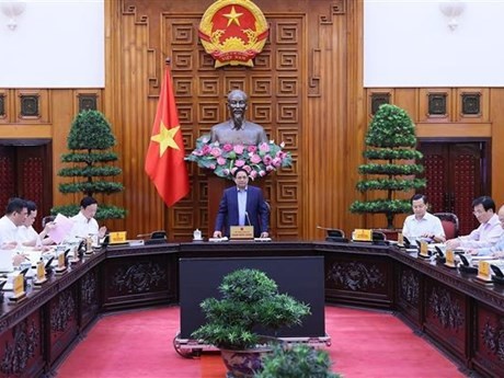 Le Premier ministre vietnamien Pham Minh Chinh (au debout) préside la réunion. Photo : VNA.