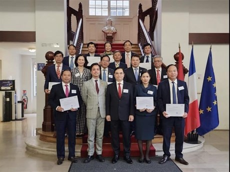 Une délégation de l'Académie nationale de politique Hô Chi Minh en visite de travail en France. Photo : VNA.