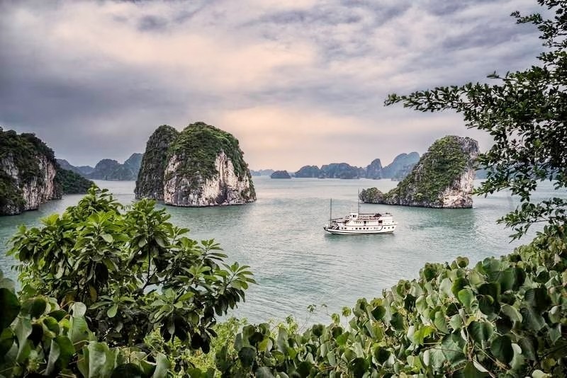 Un navire dans la baie de Bai Tu Long au Vietnam. Photo : Getty Images. 